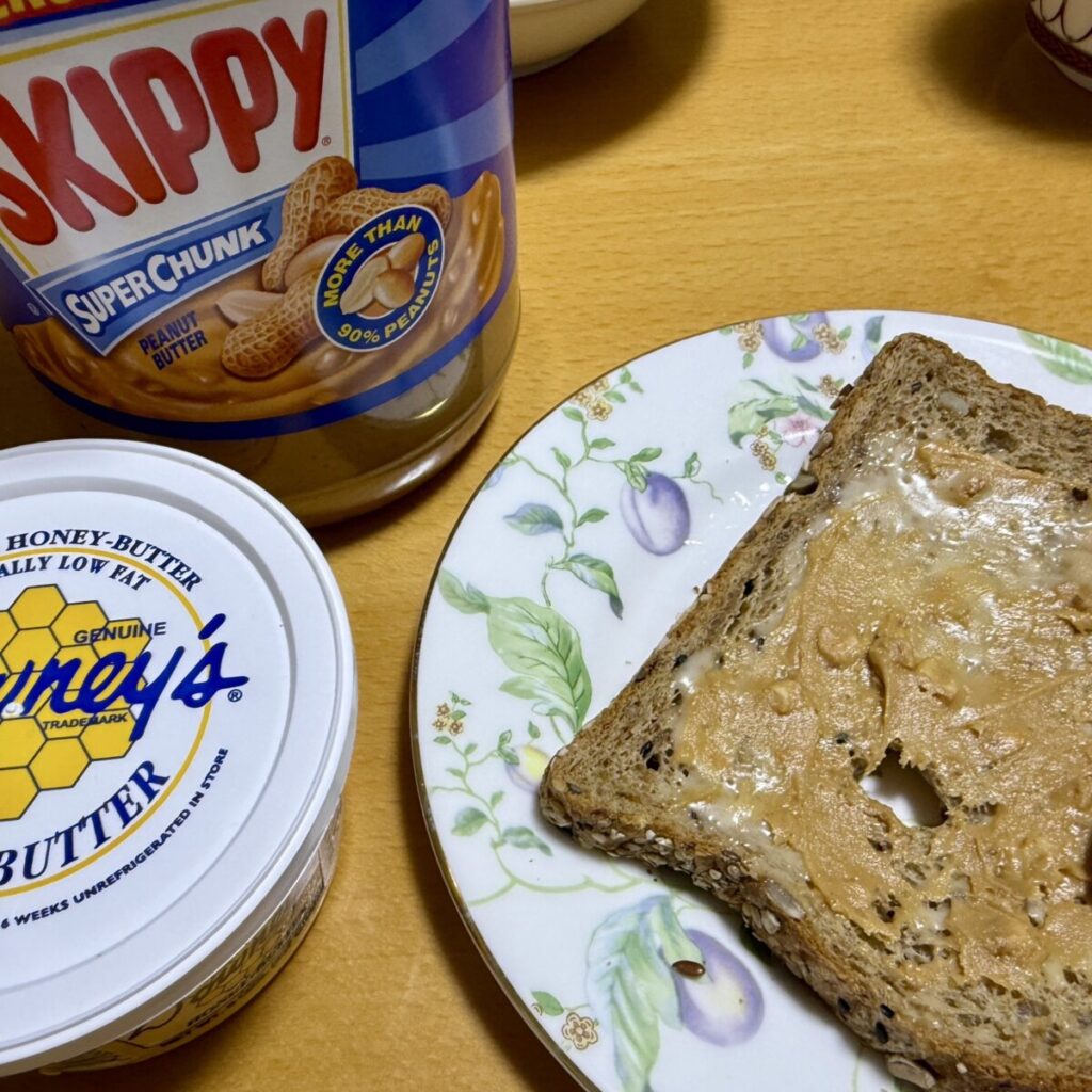 21穀オーガニックパンを実際にいただいているところを撮った画像