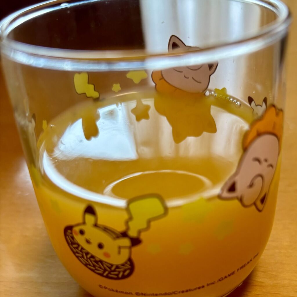ランガースオレンジジュースをコップに注いだところを撮った画像