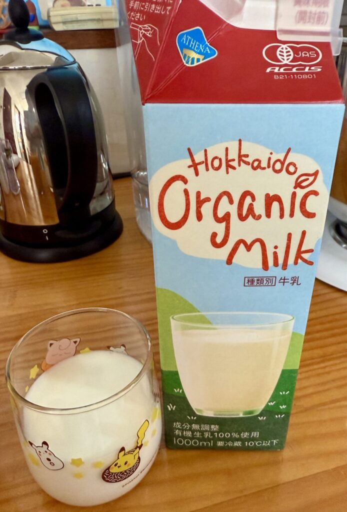 HOKKAIDO ORGANIC MILKをコップに注いだところを撮った画像