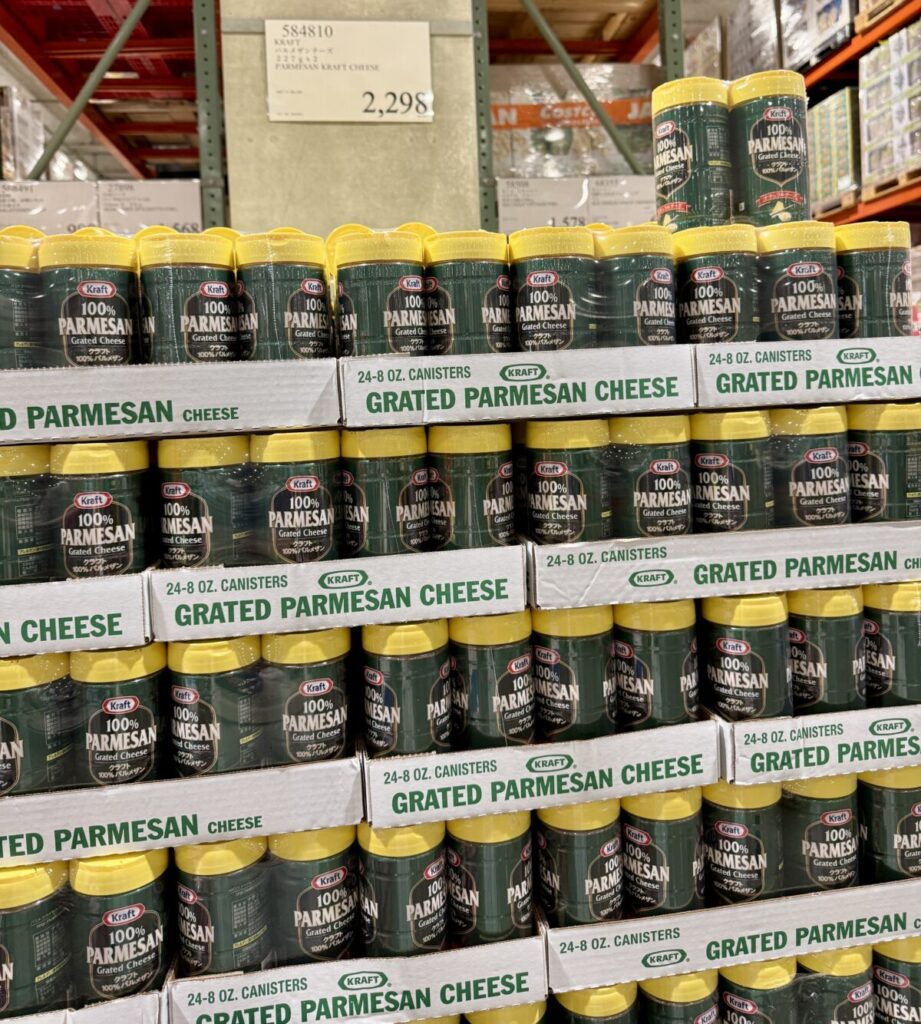 クラフト パルメザンチーズ 227g ×2本がコストコ店内に陳列されている画像