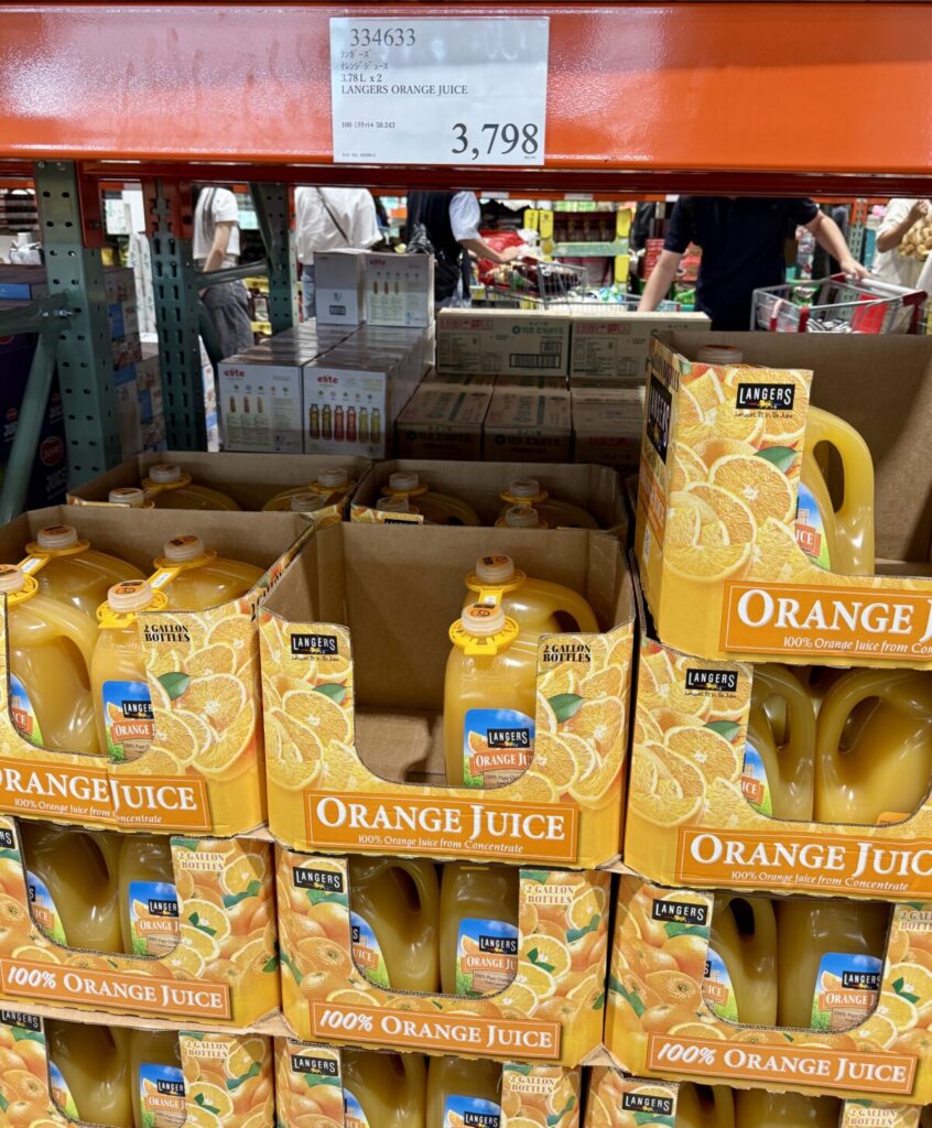 ランガースオレンジジュースがコストコ店内に陳列されている画像