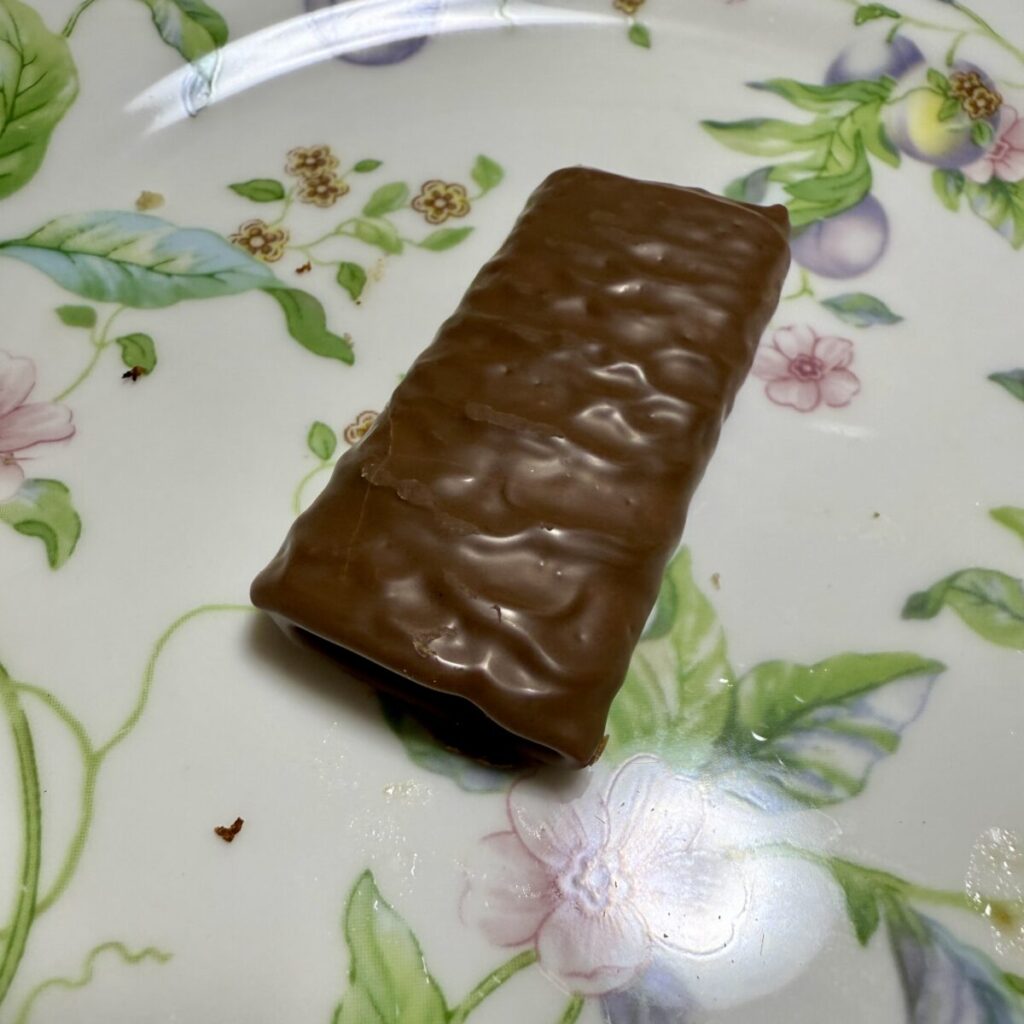 KSチョコレートクレープを皿に盛り付けた画像