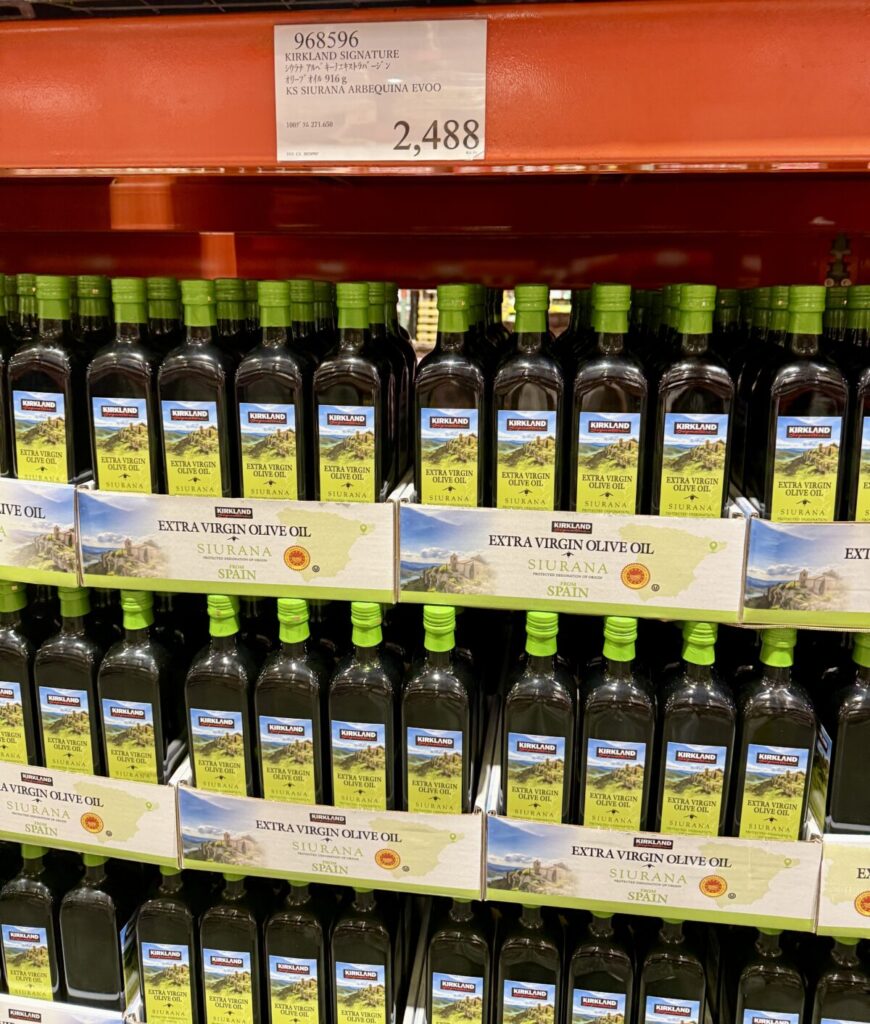 KIRKLAND SIGNATURE シウラナ　アルベキーナエキストラバージン　オリーブオイル　916gがコストコ店内に陳列されている画像