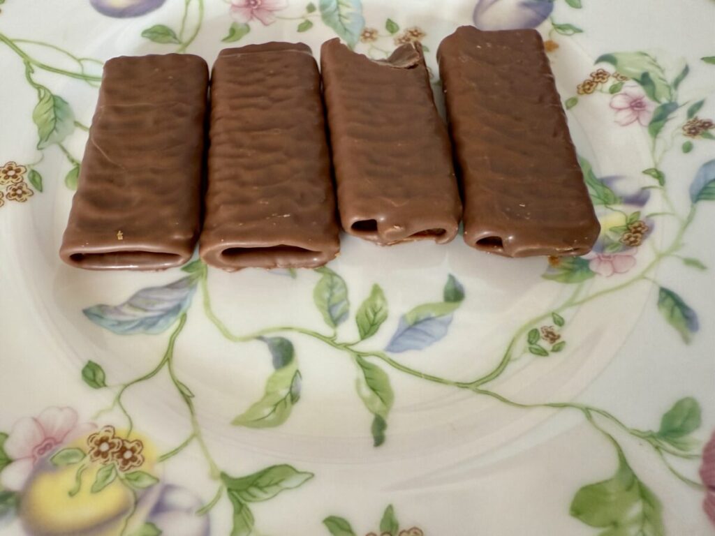 KSチョコレートクレープを1段取って並べて盛り付けた画像