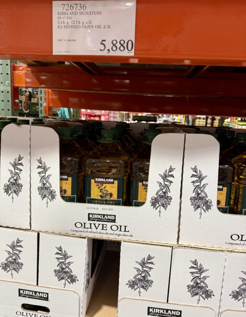 KIRKLAND SIGNATURE オリーブオイル　5.4kg（2.7kg×2）がコストコ店内に陳列されている画像