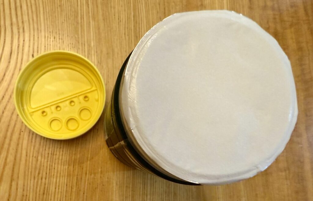 クラフト パルメザンチーズ 227g の本体とふたを撮った画像