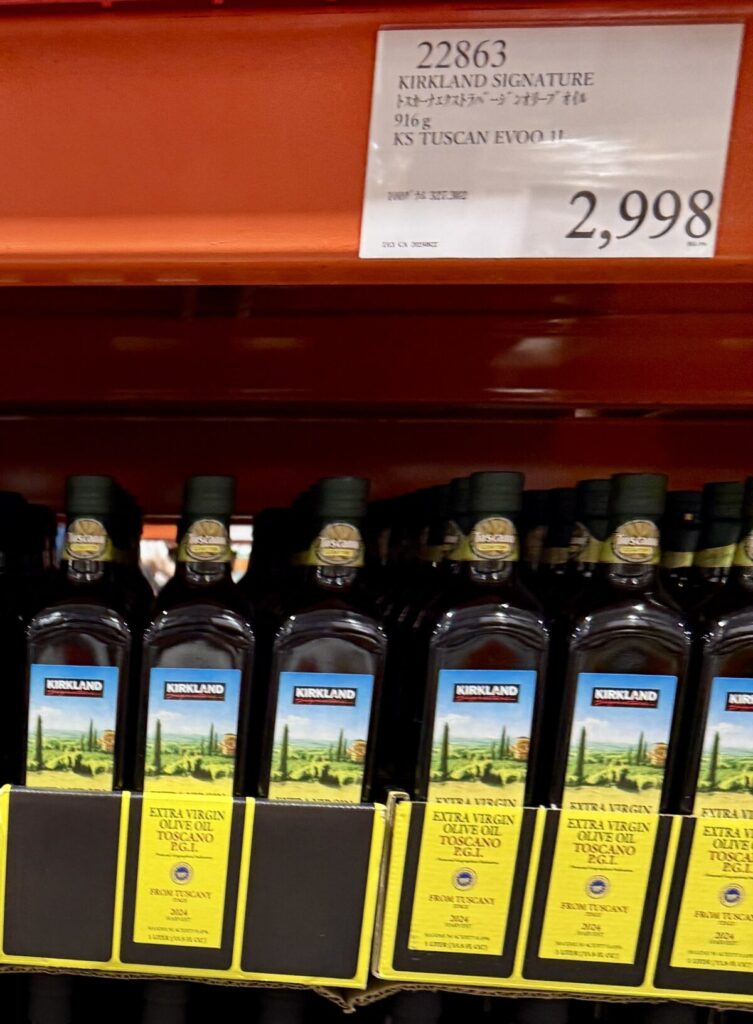 KIRKLAND SIGNATUREトスカーナエクストラバージンオリーブオイル　916gがコストコ店内に陳列されている画像