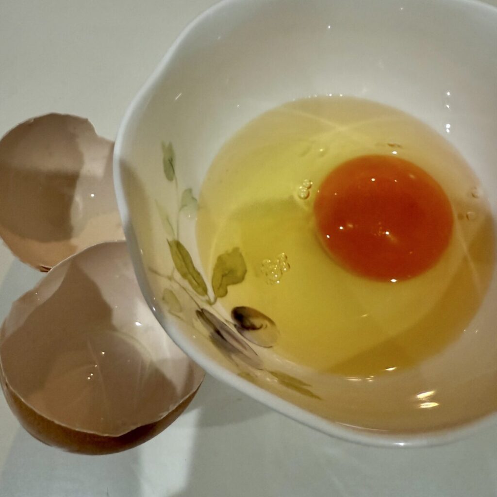 くらもちケージフリー卵20個入りを割ったところを撮った画像