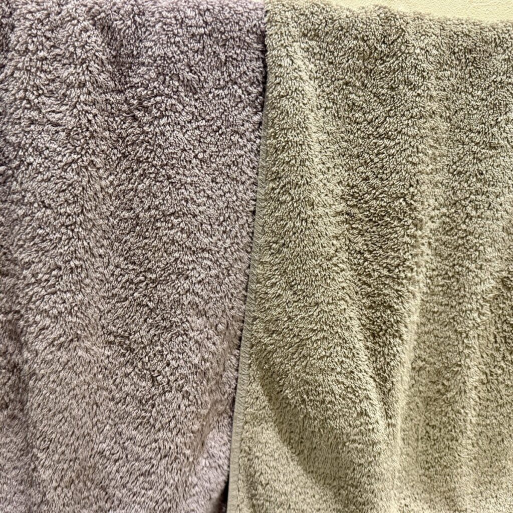 【コストコオンライン】ふんわりボリュームフェイスタオルを洗面所で使っているところを撮った画像