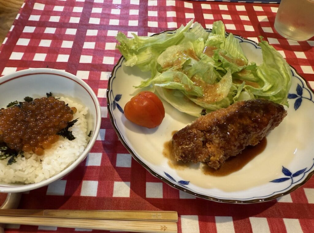 いくら丼と鮭フライの献立を撮った画像