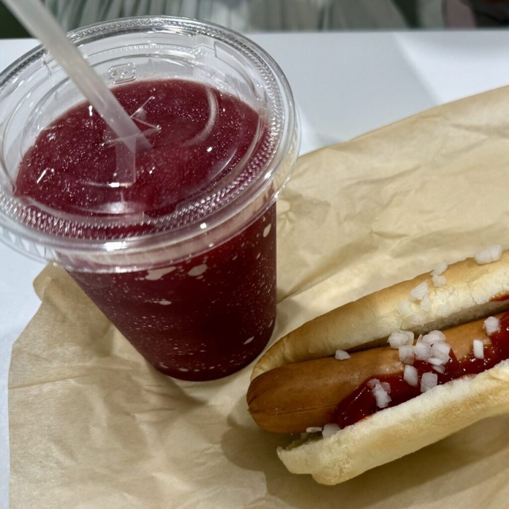 巨峰スムージーとホットドッグを撮った画像