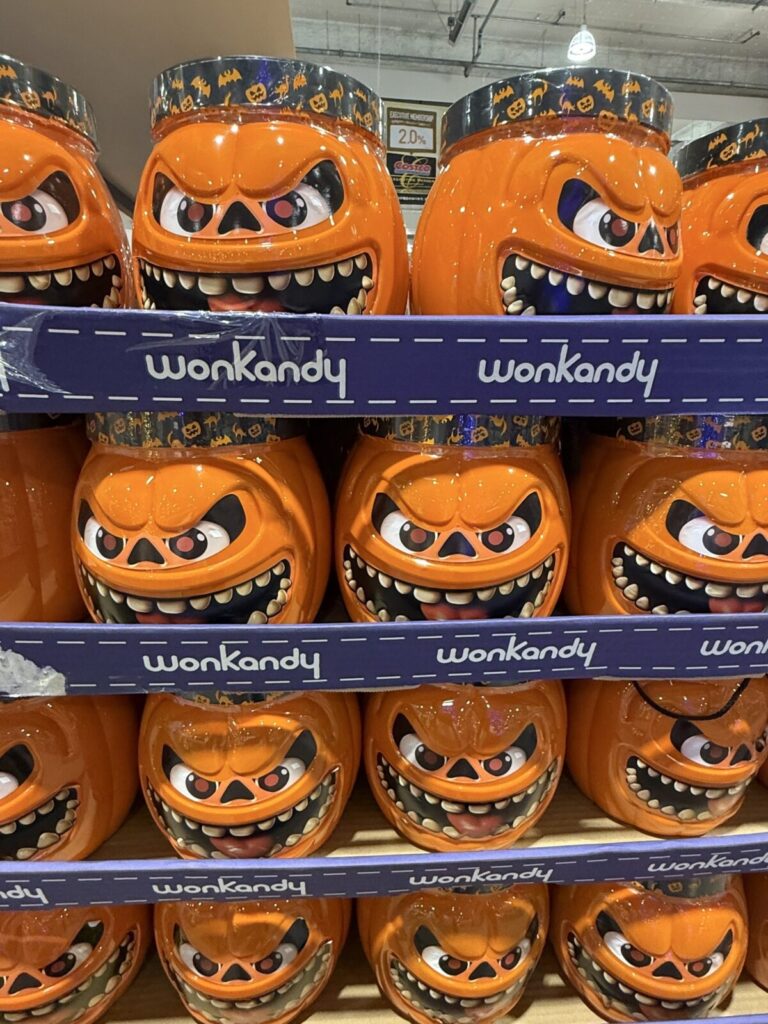 コストコ店内でハロウィン菓子を撮った画像