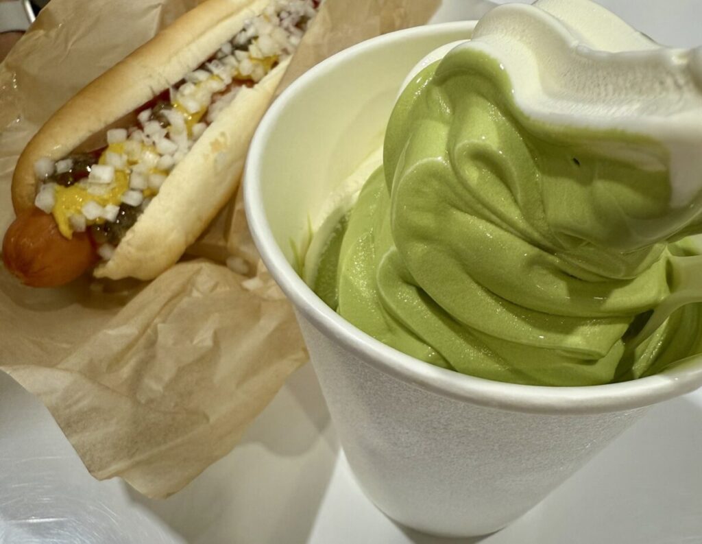 宇治抹茶のミックスをホットドックと一緒に並べたところを撮った画像