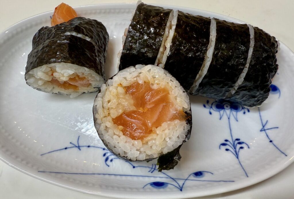 サーモンポキロールを皿に盛り付けたところを撮った画像