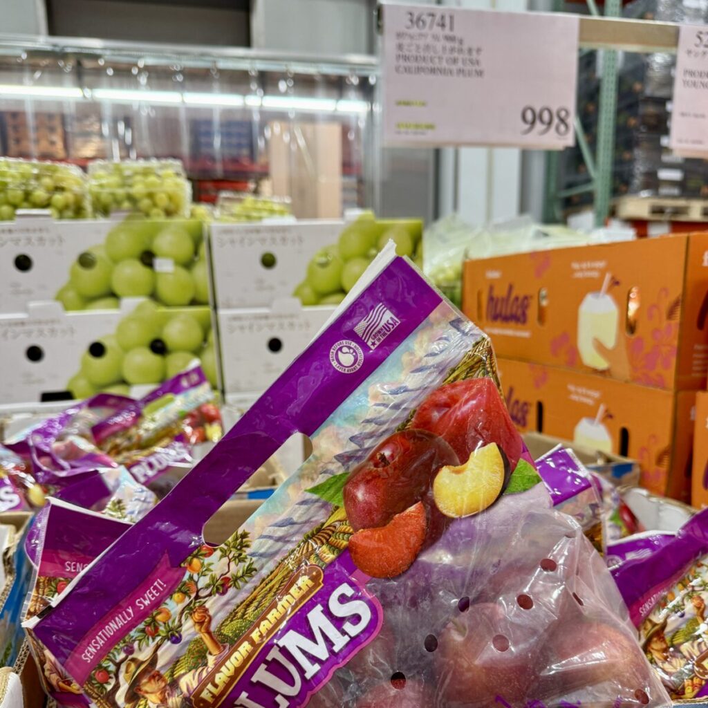 カリフォルニアプラムがコストコ店内に陳列されている画像