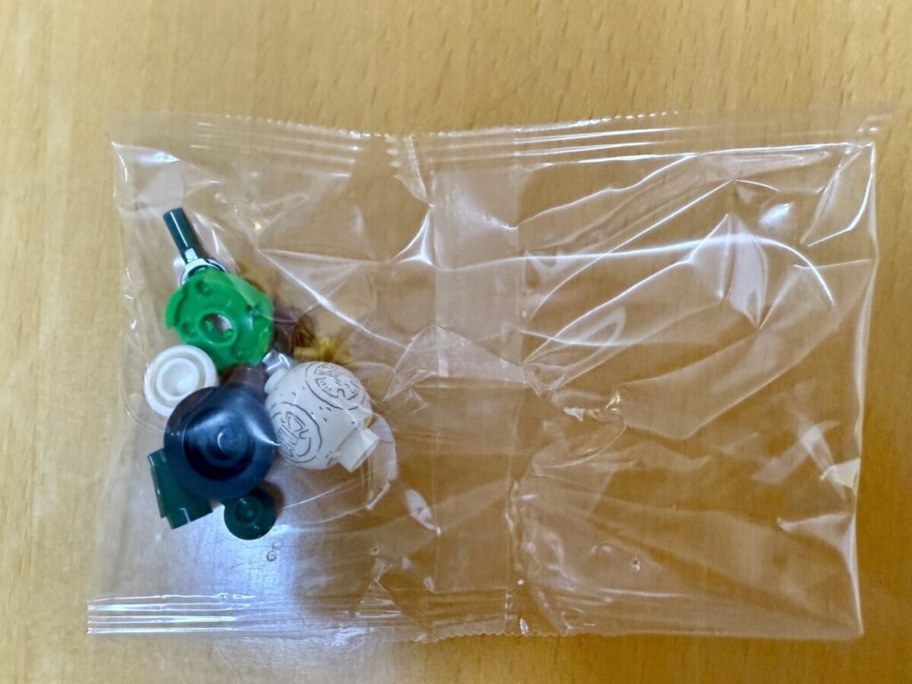レゴ®アドベントカレンダースターウォーズの小窓を開けてパーツの入った袋を撮った画像