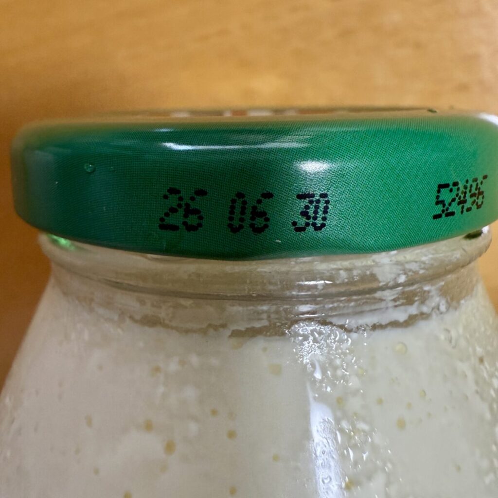 デボンクリームのクロテッドクリームのふたの側面の賞味期限の日が記載されているところを撮った画像