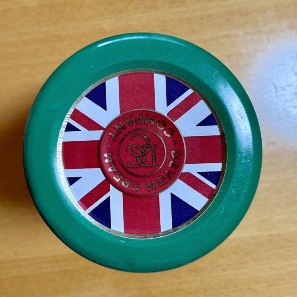 デボンクリームのクロテッドクリームのふたを撮った画像
