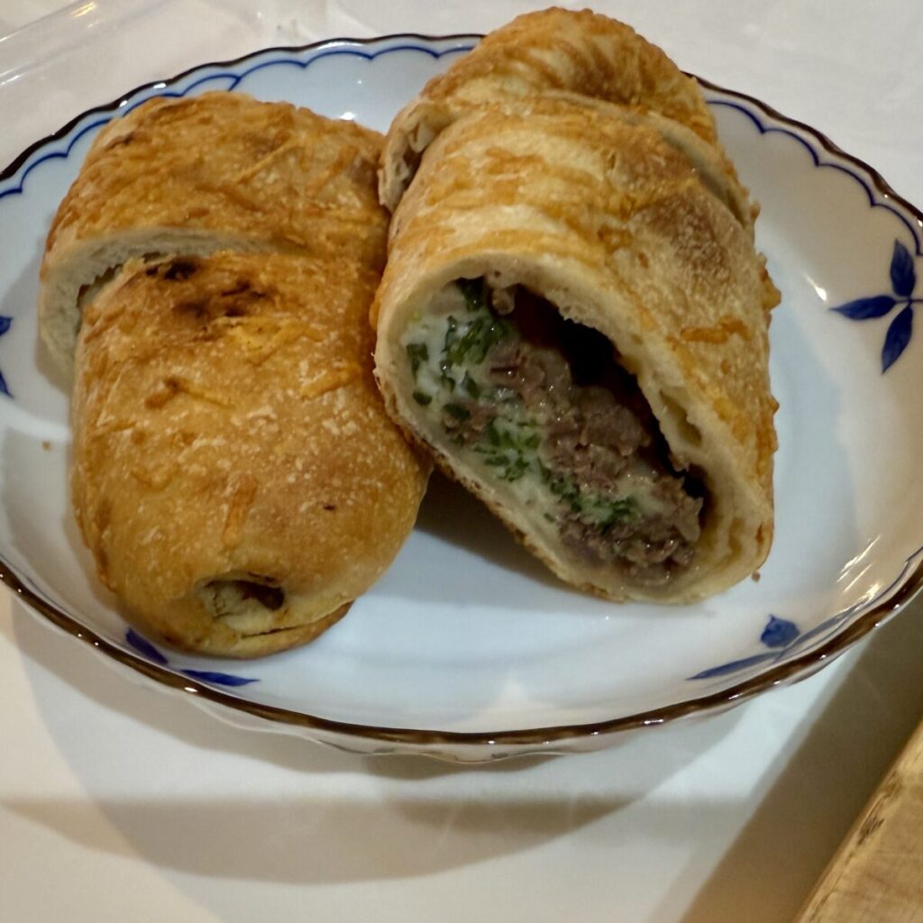 ジャンボプルコギベイクをカットして皿に盛り付けた画像