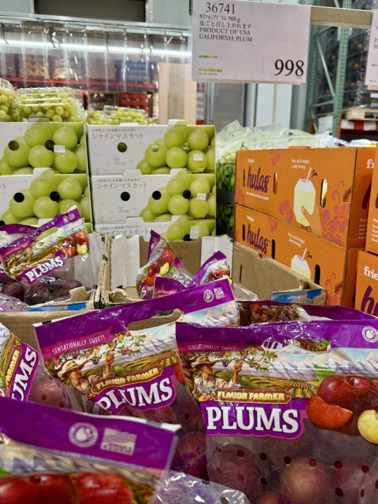 カリフォルニアプラムがコストコ店内に陳列されている画像