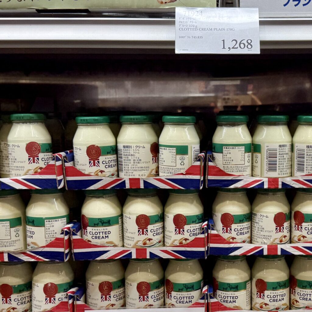 デボンクリームのクロテッドクリームがコストコ店内に陳列されている画像