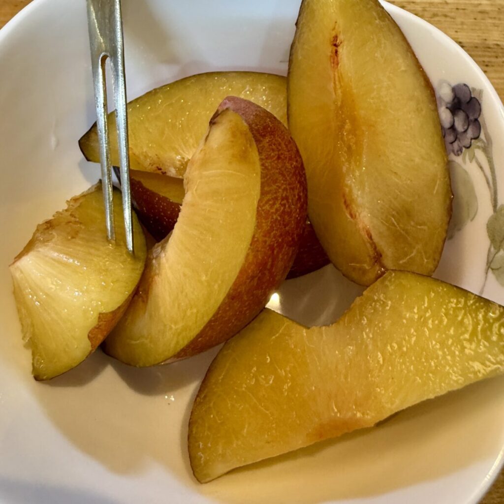 カリフォルニアプラムをカットして皿に盛り付けた画像