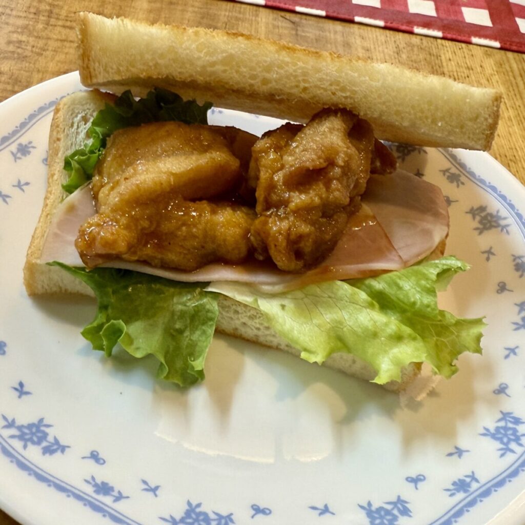 オレンジチキンをサンドイッチにしたところを撮った画像