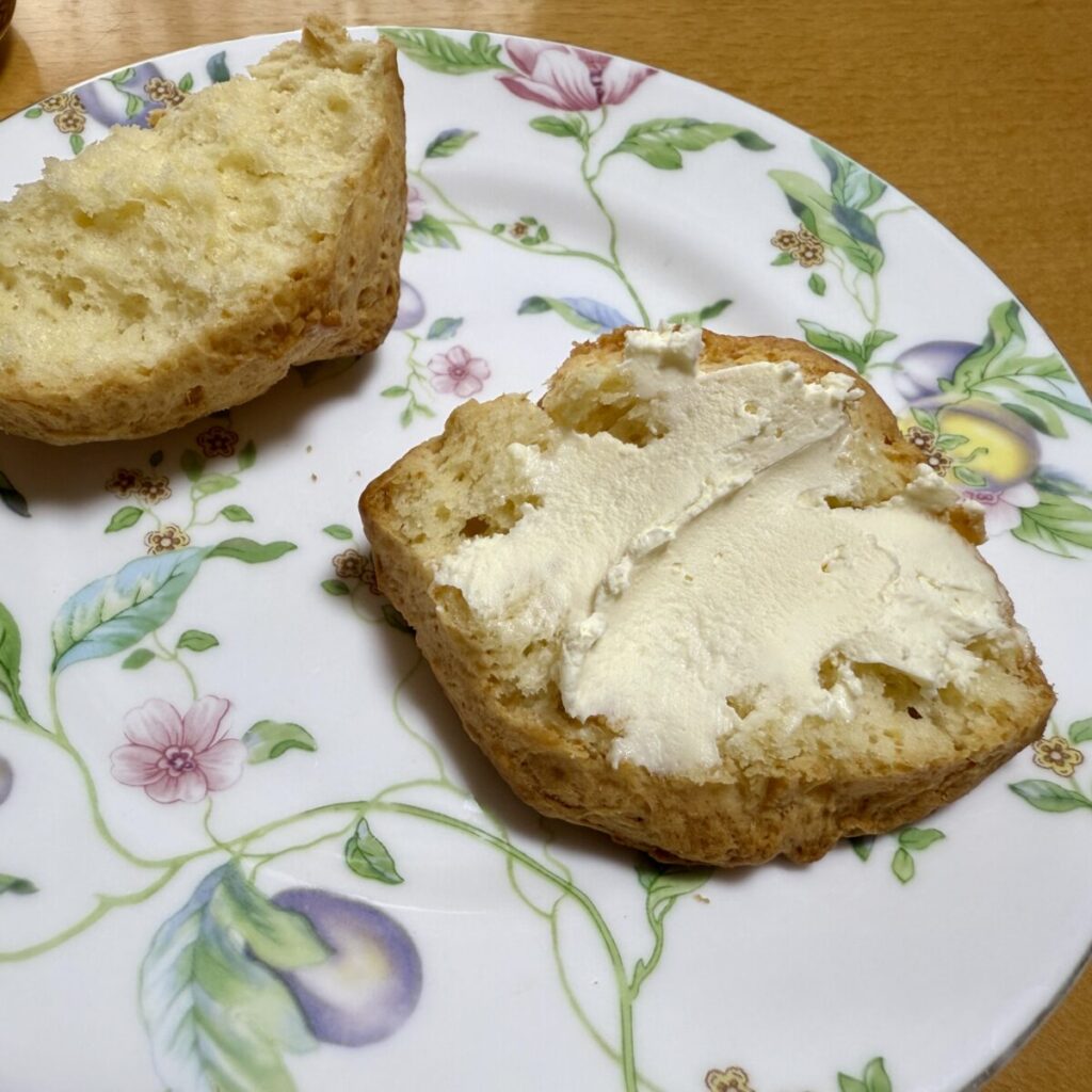 プレーンスコーンにクロテッドクリームを塗って撮った画像