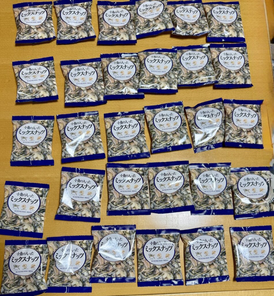 小魚の入ったミックスナッツを開封して並べたところを撮った画像