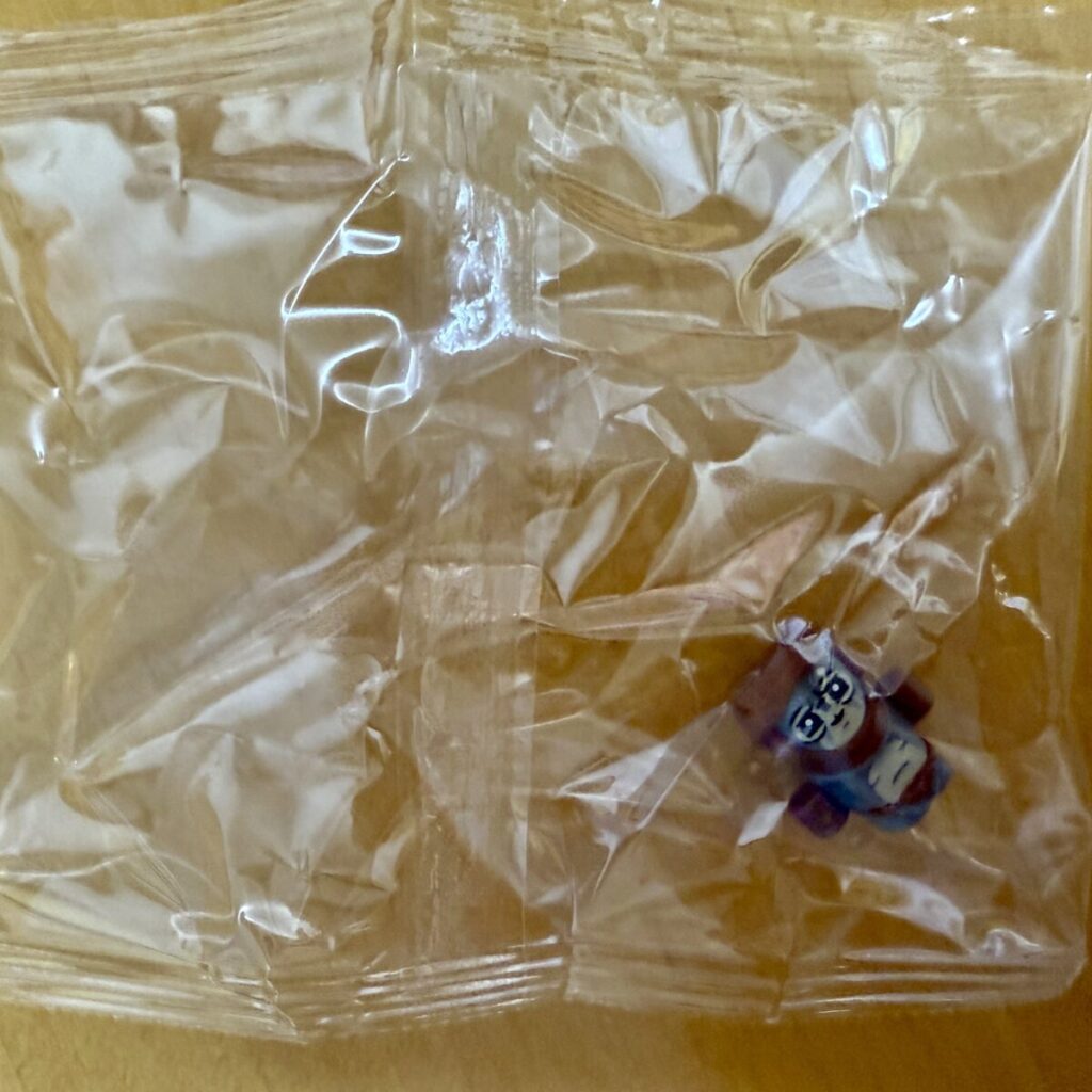 レゴ®アドベントカレンダースターウォーズの小窓を開けて中のパーツの入っている袋を取り出した画像