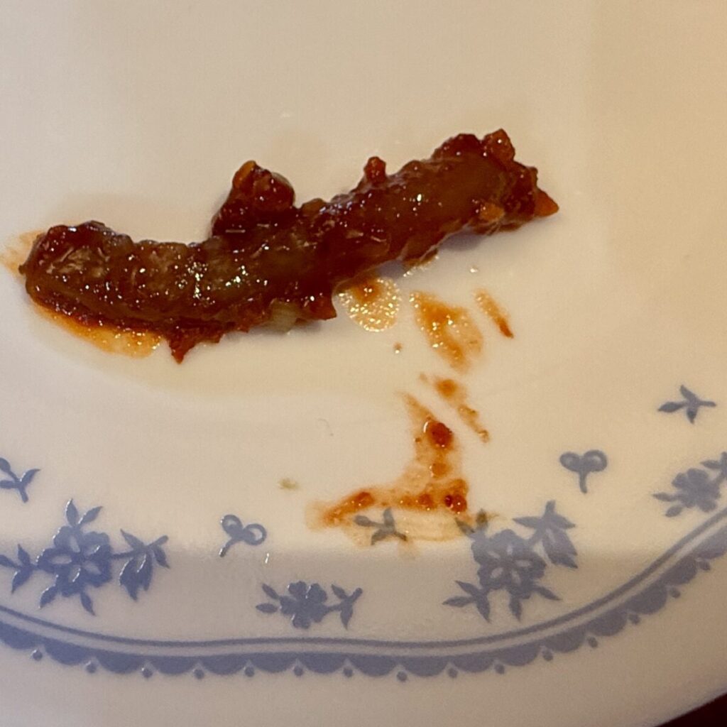 タコチャンジャを皿に盛り付けたところを撮った画像