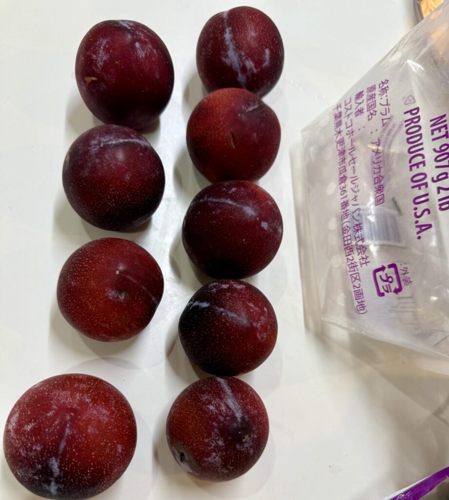 カリフォルニアプラムを開封したところを撮った画像