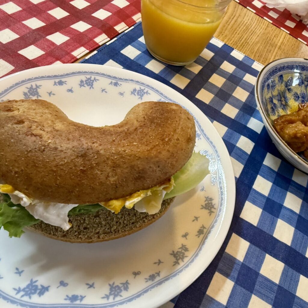 パンプキンサラダをサンドイッチにしたところを撮った画像