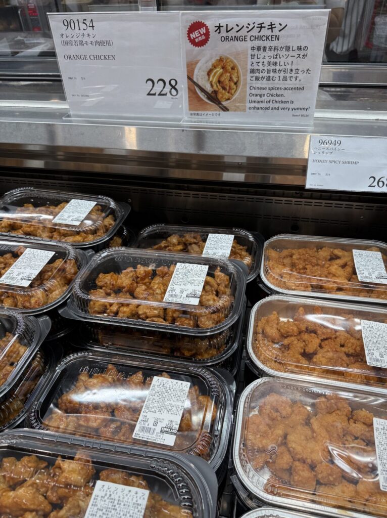 オレンジチキンがコストコ店内に陳列されている画像