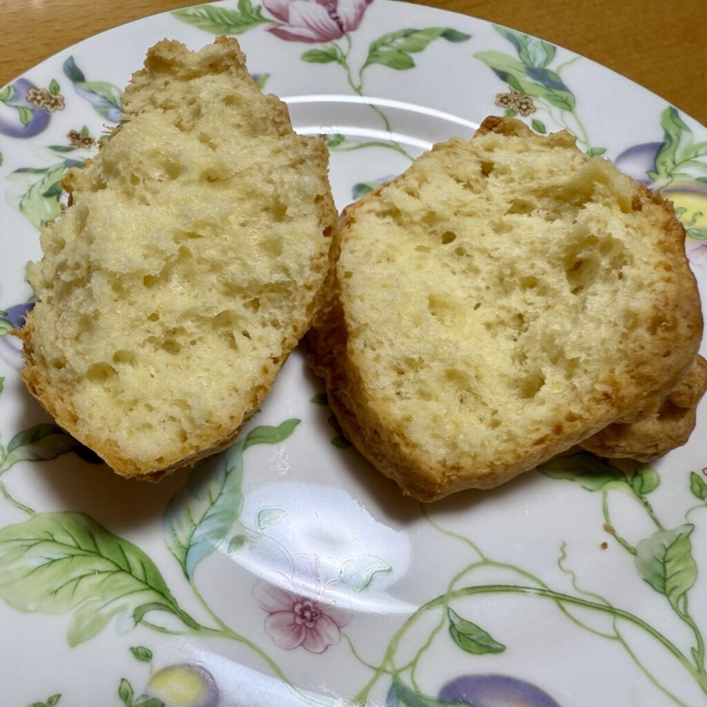 プレーンスコーンを半分に割って撮った画像