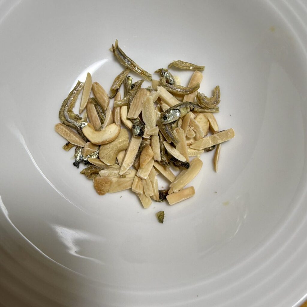 小魚の入ったミックスナッツを開封したところを撮った画像