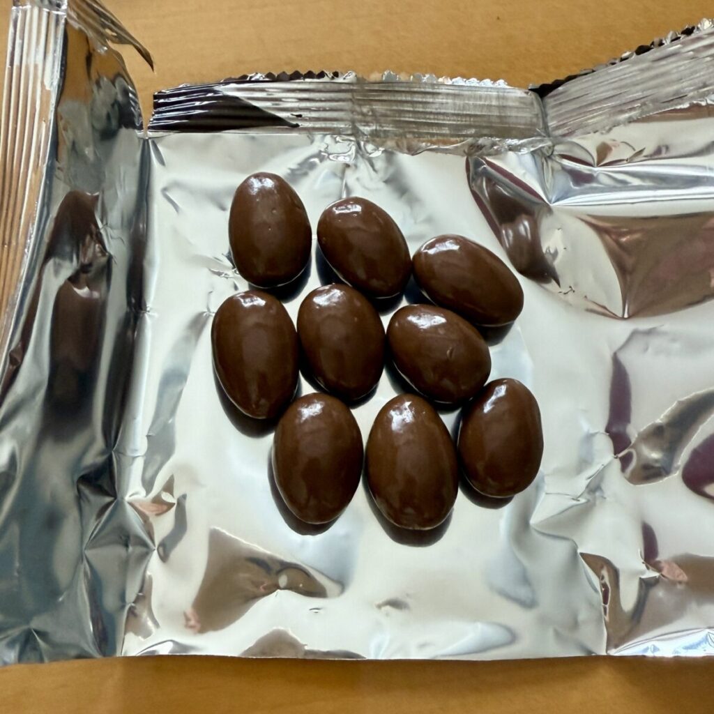 コストコの個包装のアーモンドチョコが9粒入りであることを示す画像