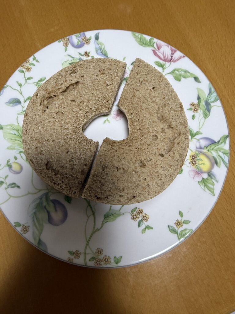 ホールウィートベーグルをトーストして皿に盛り付けた画像