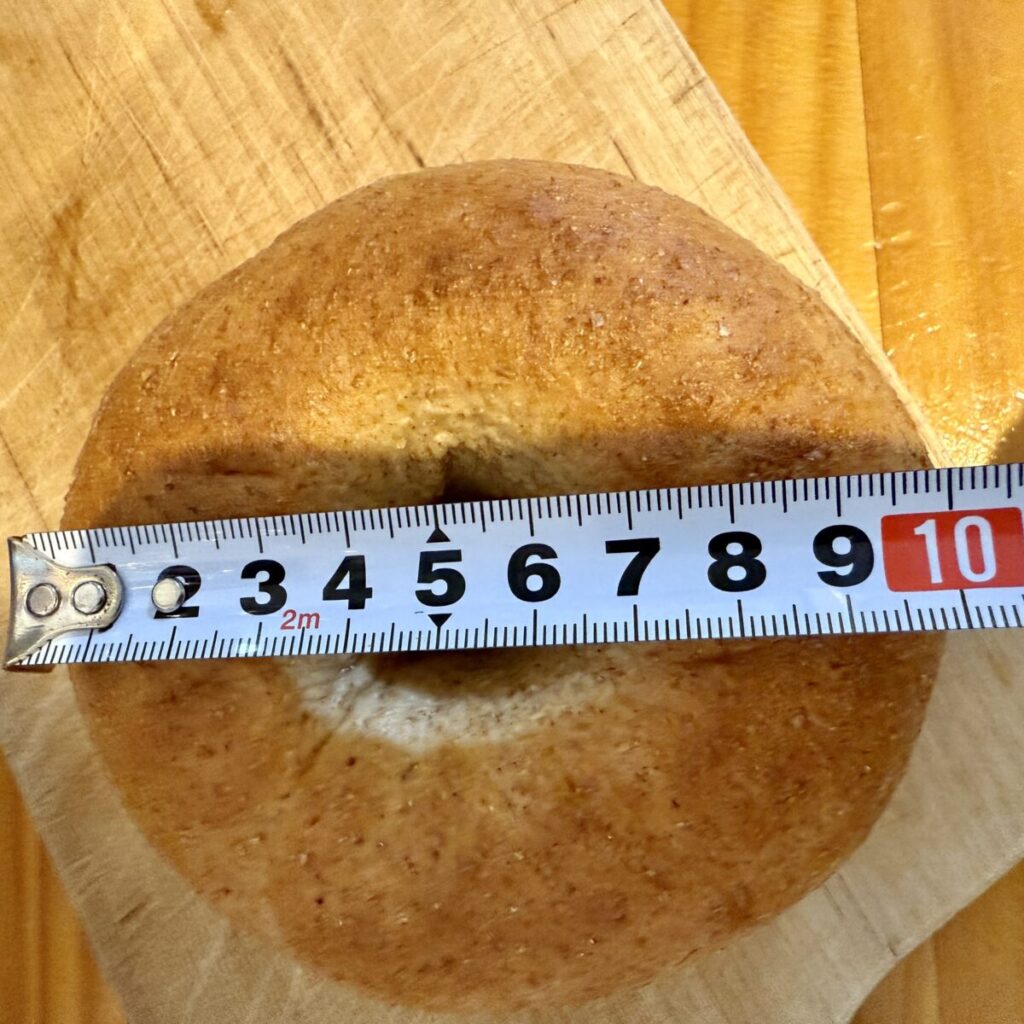 ホールウィートベーグルの直径を測ったところを撮った画像