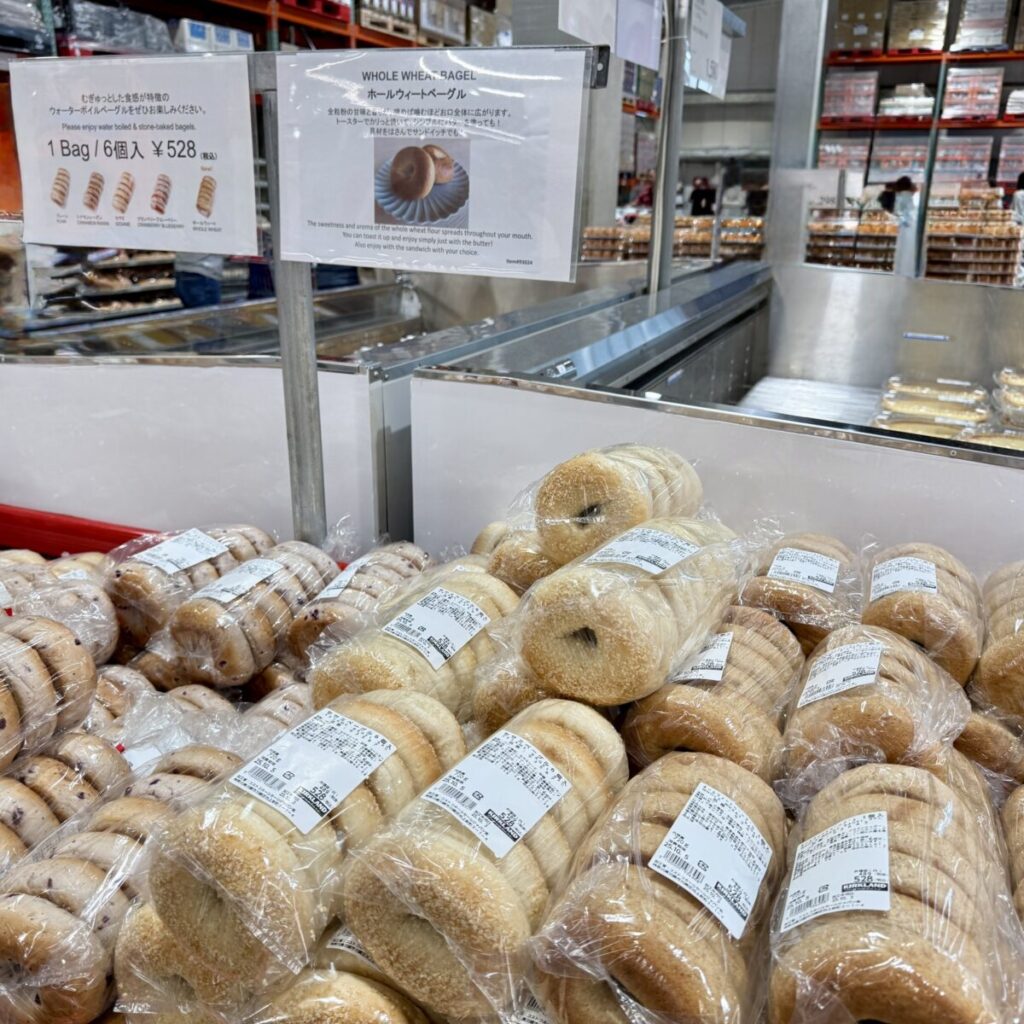 ホールウィートベーグルがコストコ店内に陳列されている画像