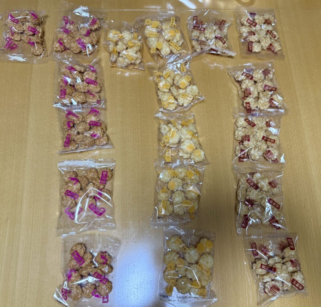 ぷち歌舞伎揚げ アソート3種 60袋入を開封して商品を並べて撮った画像