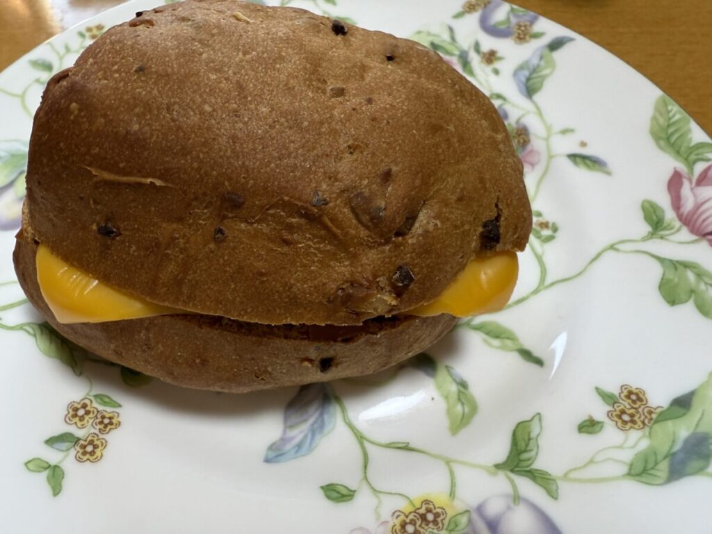 雑穀クルミロールにチェダーチーズを挟んだ画像