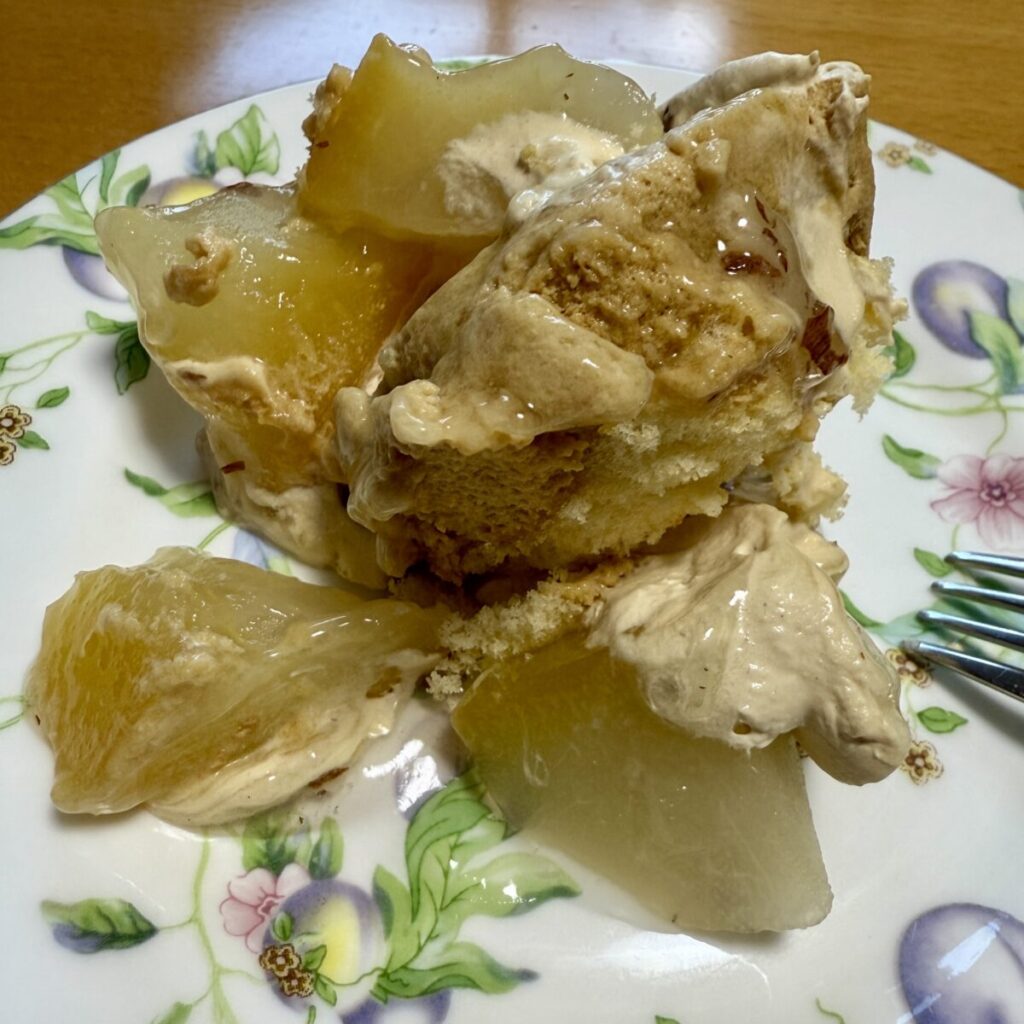 キャラメル＆洋梨のスコップケーキを皿に盛り付けた画像