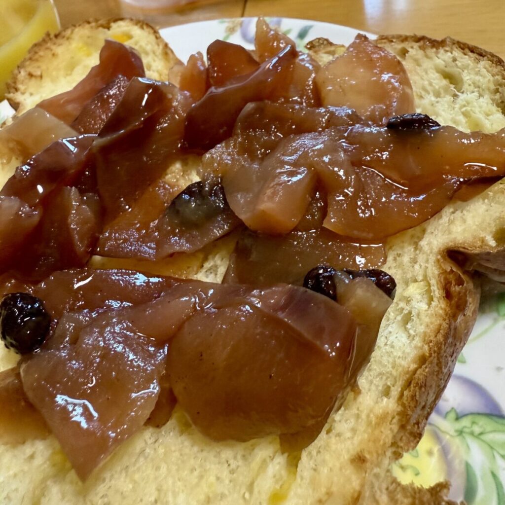 コーンブレッドローフをトーストして煮リンゴをのせて皿に盛り付けた画像