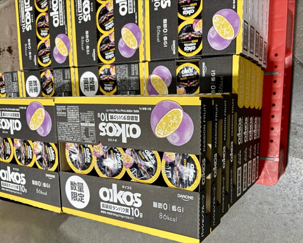 オイコスパッションフルーツがコストコ店内に陳列されている画像