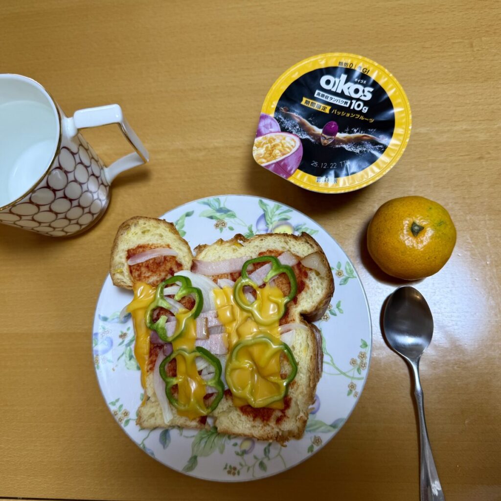 コーンブレッドローフをピザトーストにして皿に盛り付けた画像