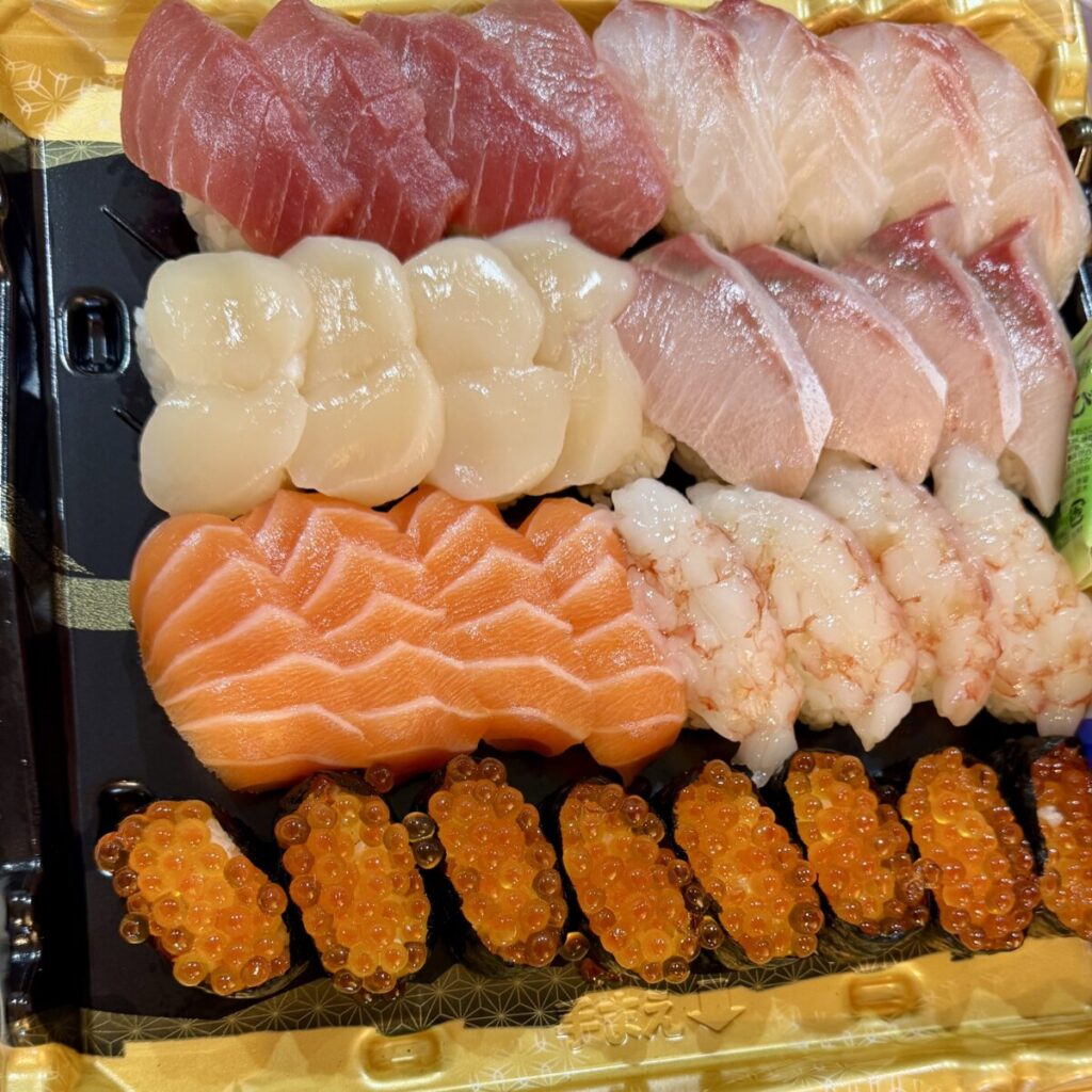 特選握り寿司32貫を開封したところを撮った画像