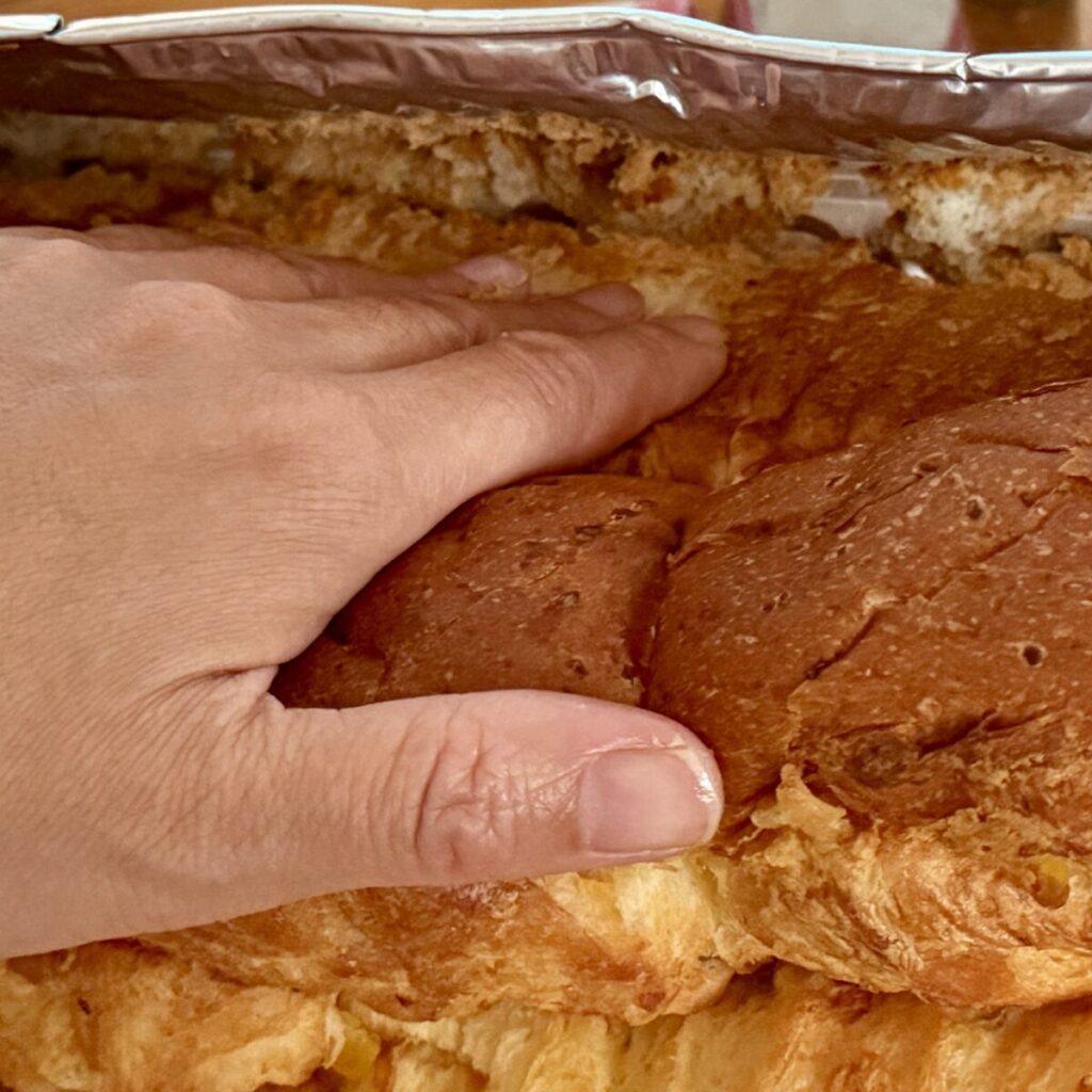 コーンブレッドローフを型から外すときの画像