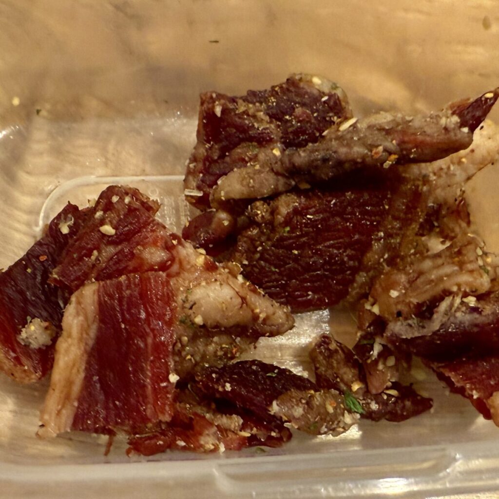 ホワイト スモーク ビーフジャーキー 300gにほりにしをかけて混ぜたところを撮った画像