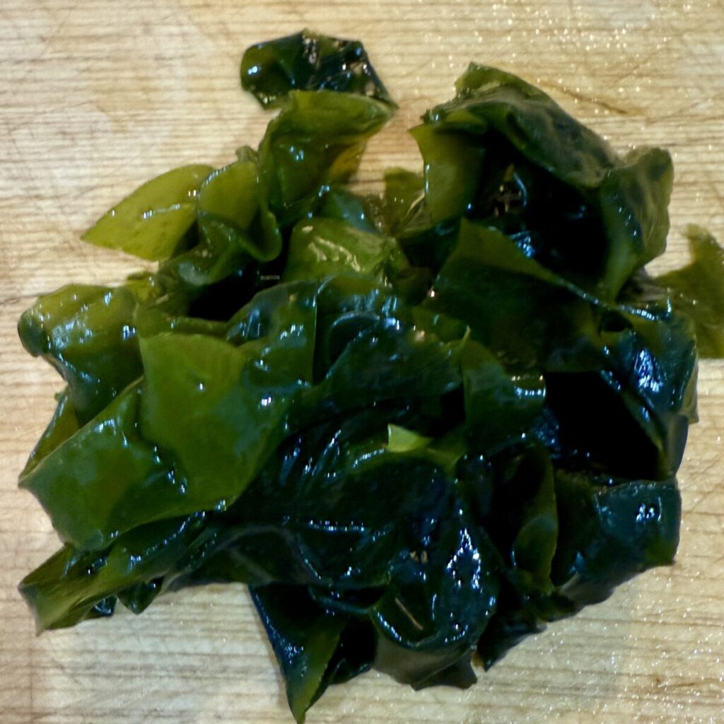 湯通し塩わかめ（鳴門わかめ）を水で戻してカットした画像